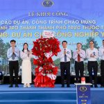 Đại biểu tặng hoa mừng lễ khởi công Cụm Công Nghiệp Yên Thọ, Mạo Khê, Quảng Ninh