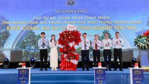 Đại biểu tặng hoa mừng lễ khởi công Cụm Công Nghiệp Yên Thọ, Mạo Khê, Quảng Ninh