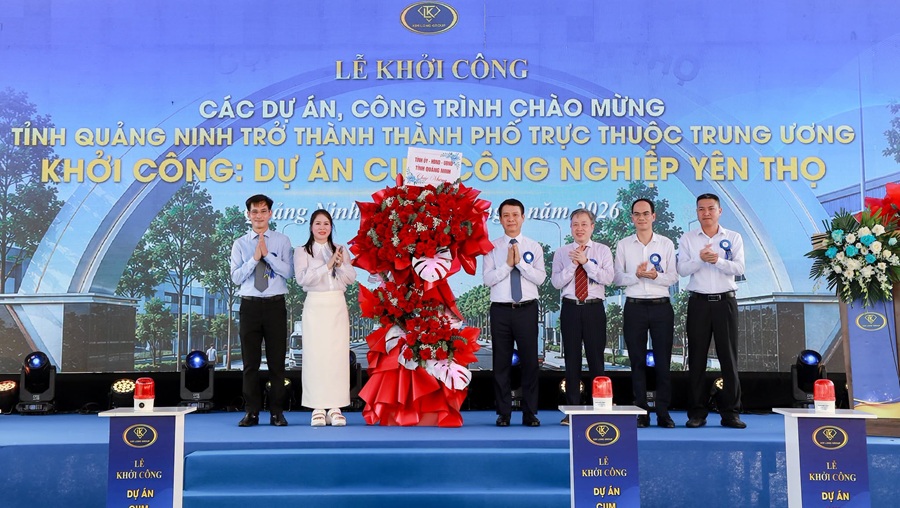 Đại biểu tặng hoa mừng lễ khởi công Cụm Công Nghiệp Yên Thọ, Mạo Khê, Quảng Ninh